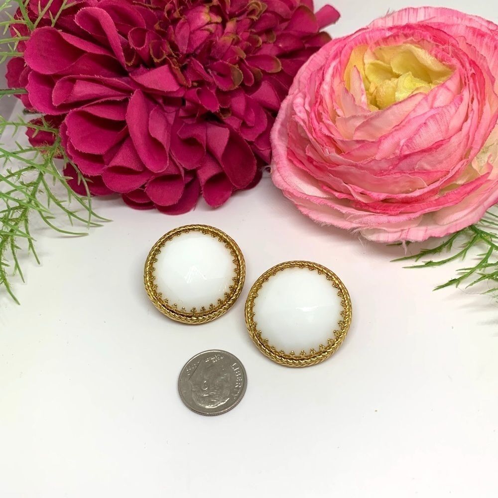VINTAGE⚜️ESTATE Milk Glass Faceted Crystal & Gold Filigree Clip Earrings - Picture 11 of 11